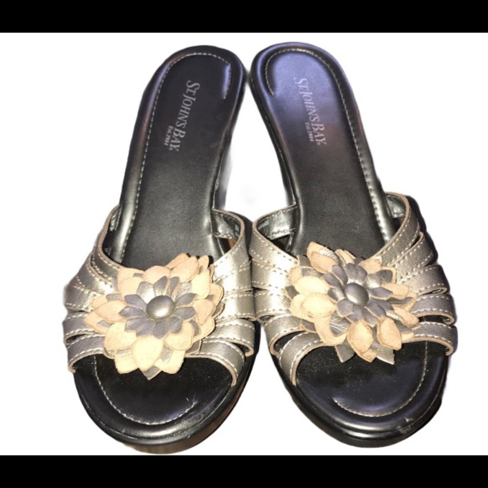 ST JOHNS BAY Gunmetal LEATHER FLOWER WEDGE HEELS size 8 women’s